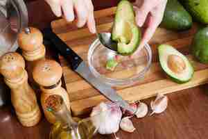 Foto gratuita mani che cucinano con avocado