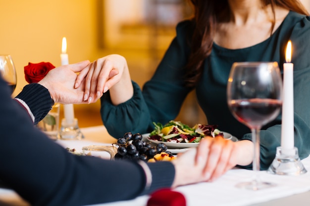 Hands of dates