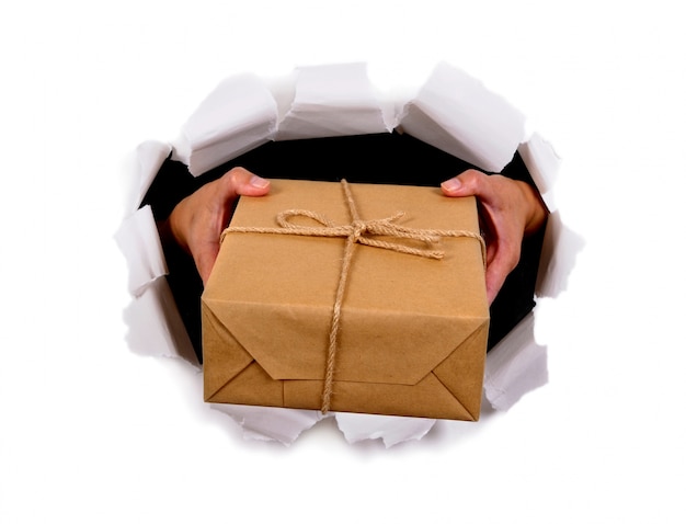 Руки доставку почты пакет через разорванный белый фон бумаги