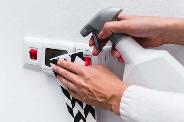 Foto gratuita disinfezione delle mani interruttori della luce