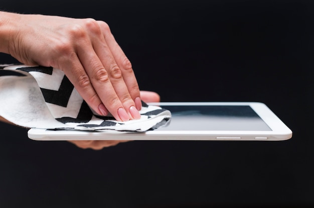 Foto gratuita mani disinfettanti tablet