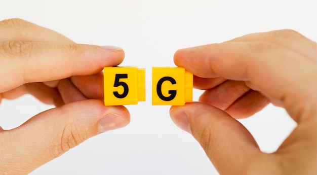 Free photo hands holding 5g snap cubes