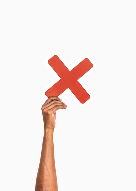 Бесплатное фото Руки, содержащие символ умножения