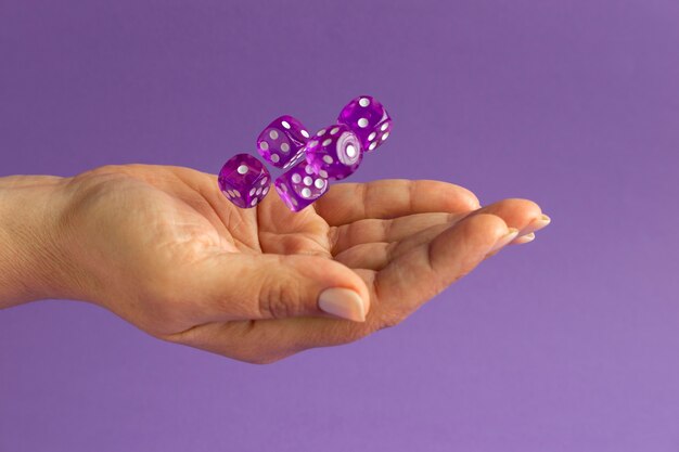 Руки, держащие кубики на фиолетовом фоне