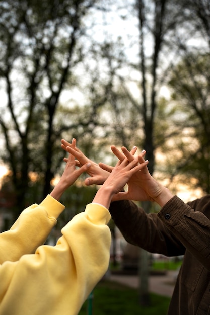 Foto gratuita mani che si tengono per sostenersi