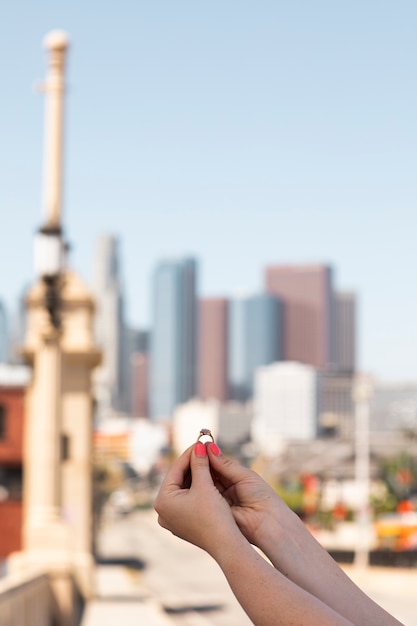 Foto gratuita mani che tengono l'anello di fidanzamento