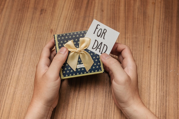 Foto gratuita mani che reggono un regalo di un papà