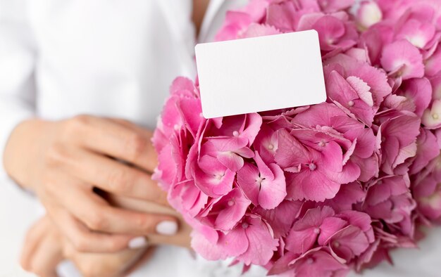 ピンクのアジサイの花束を持っている手がクローズアップ