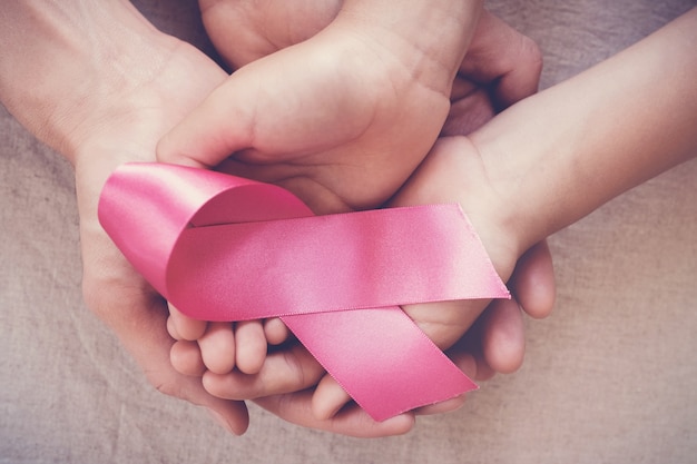 손을 잡고 핑크 리본, 유방암 10 월 핑크 인식