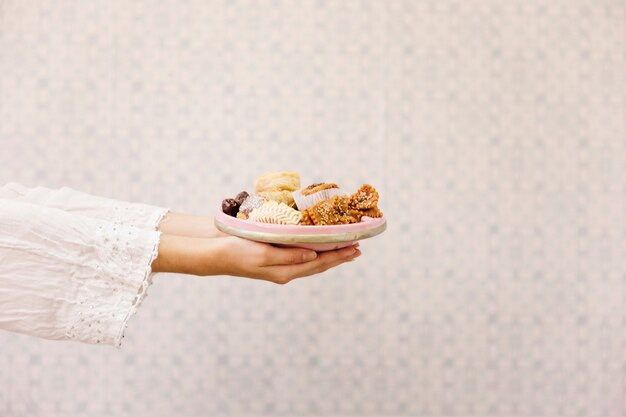 アラブの食べ物の手を保持する手