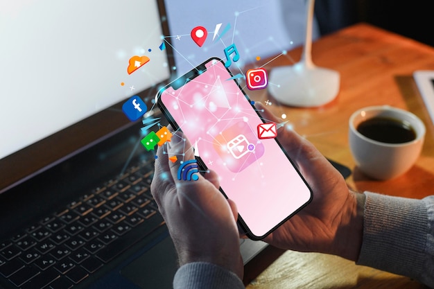 Руки, держащие смартфон, концепция социальных сетей