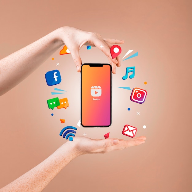 Foto gratuita mani che tengono il concetto di social media dello smartphone