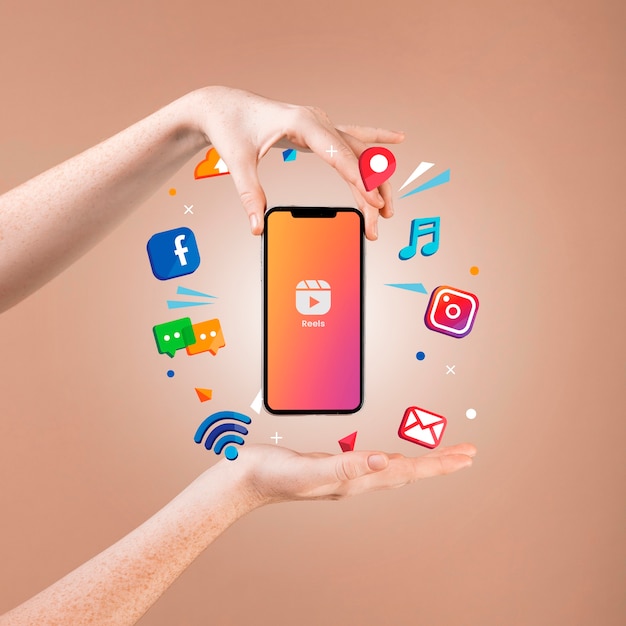 Руки, держащие смартфон, концепция социальных сетей
