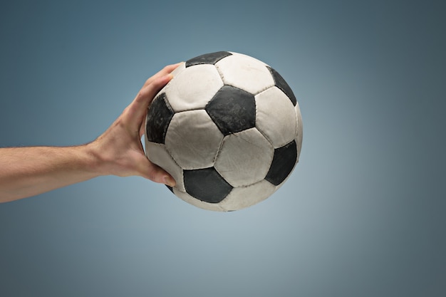 Foto gratuita mani che tengono il pallone da calcio