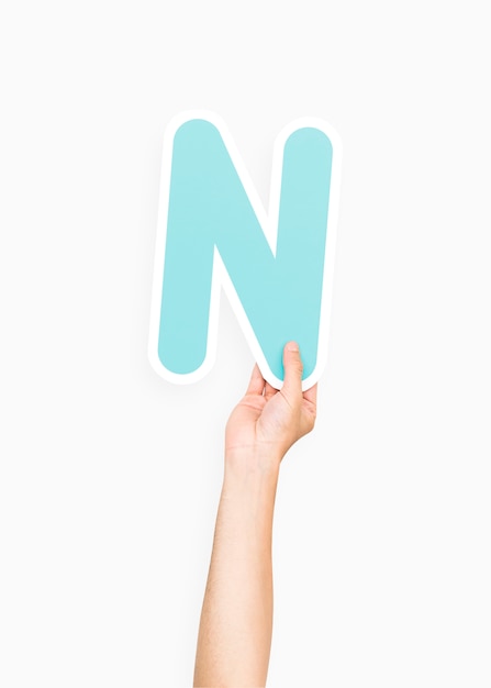 Бесплатное фото Руки, держащие алфавит n