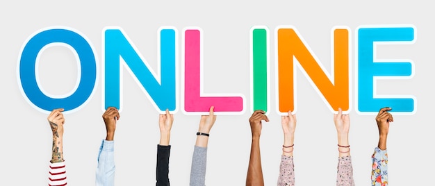 Бесплатное фото Руки, держащие красочные буквы, образующие слово онлайн