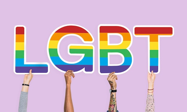 Foto gratuita mani che tengono la parola lgbt