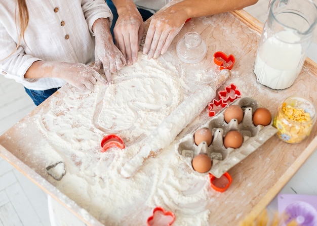 Руки делают очаг из муки