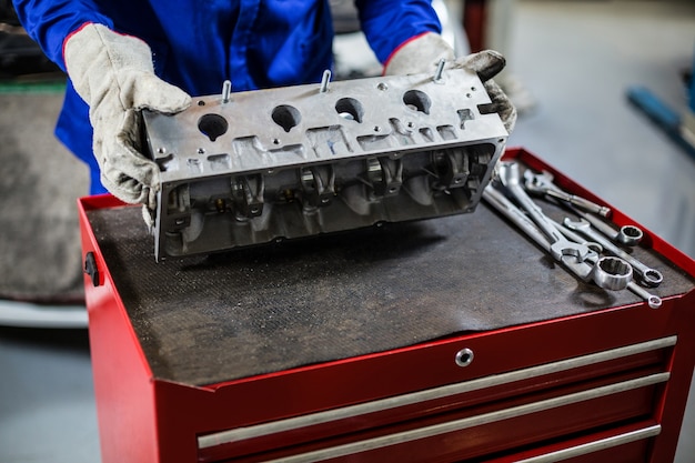 Foto gratuita le mani del meccanico controllo parti di automobili