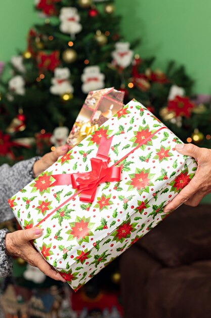 크리스마스에 서로에게 작은 선물을 주는 남자와 여자의 손 프리미엄 사진