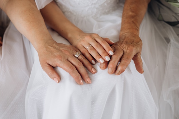 Бесплатное фото Руки молодой невесты и руки родителей, разное поколение, день свадьбы