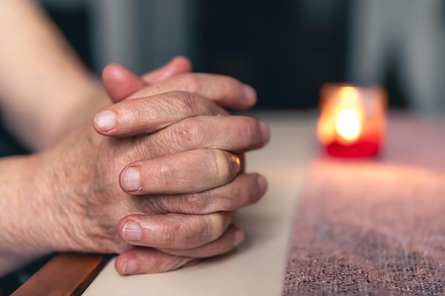 Foto gratuita le mani di una donna anziana piegate per la preghiera