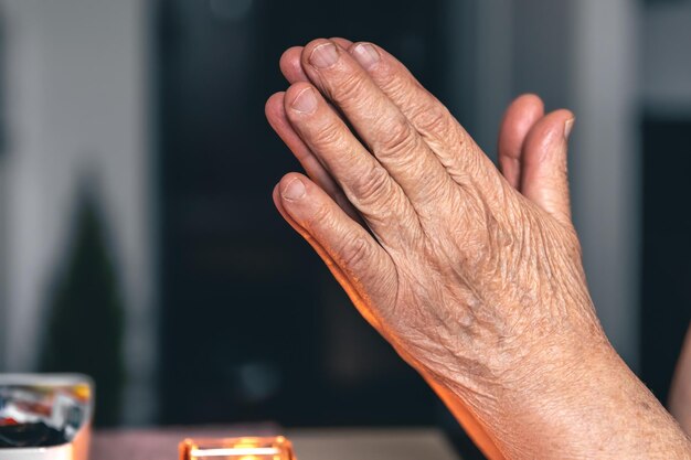 Руки старухи сложены для молитвы
