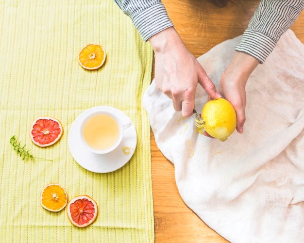 Бесплатное фото Руки пилинг лимонный цитрон в яркой обстановке