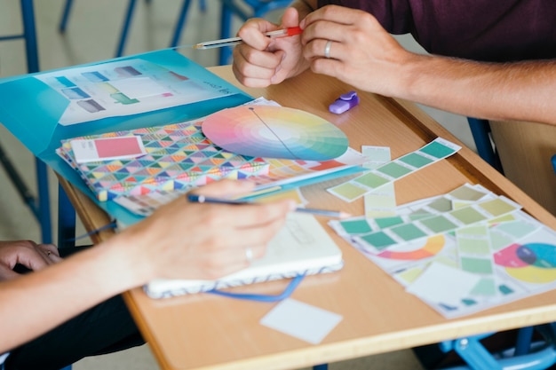 Foto gratuita mani e materiali scolastici