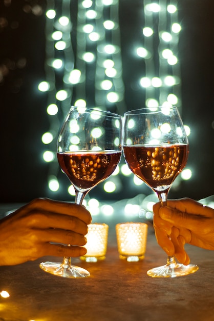 Foto gratuita mani che tostano bicchieri di vino