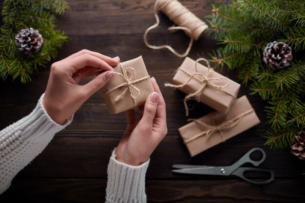 Руки завязывать узел строки подарочных пакетов