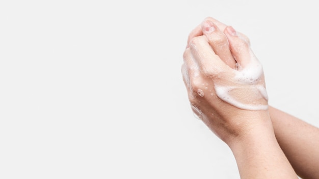 Бесплатное фото Мытье рук с мылом