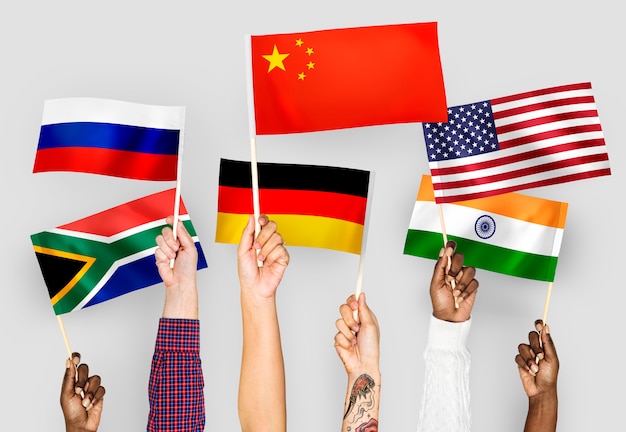 중국, 독일, 인도, 남아프리카 및 러시아의 깃발을 흔들며 손