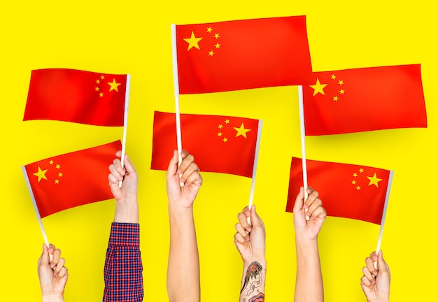 중국의 깃발을 흔들며 손