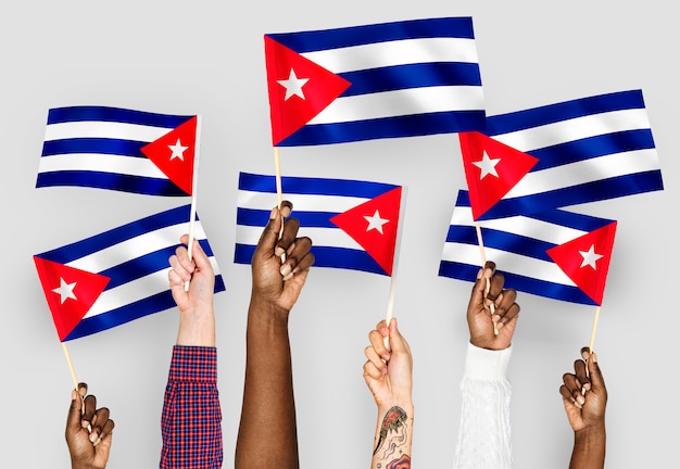 Foto gratuita mani sventolando bandiere di cuba