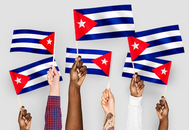 쿠바의 깃발을 흔들며 손