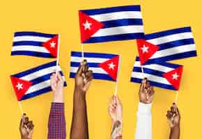 Foto gratuita mani sventolando bandiere di cuba