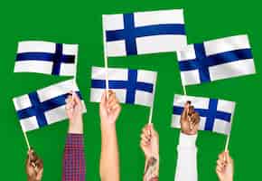Foto gratuita mani sventolando bandiere della finlandia