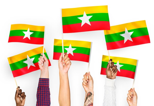 미얀마의 깃발을 흔들며 손