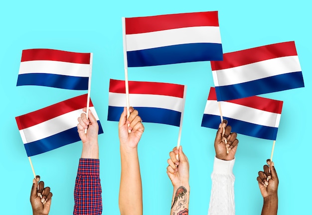 네덜란드의 깃발을 흔들며 손