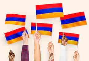 Бесплатное фото Руки размахивают флагами армении