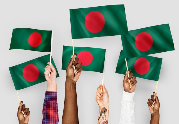 Бесплатное фото Руки размахивают флагами бангладеш