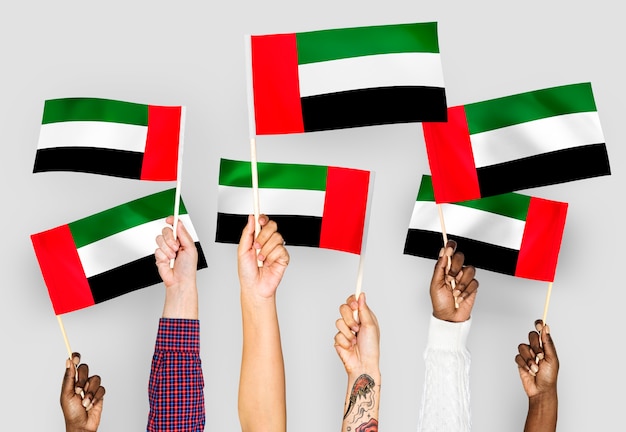 아랍 에미리트의 깃발을 흔들며 손