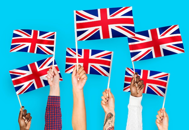 Foto gratuita mani che sventolano union jack