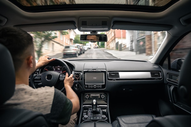 Foto gratuita mani sul volante quando si guida ad alta velocità dall'interno dell'auto