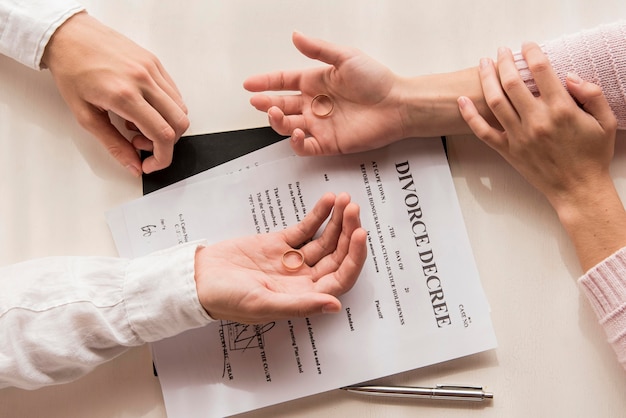 Foto gratuita mani con decreto di divorzio primo piano