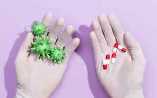 Бесплатное фото Руки с таблетками для бактерий