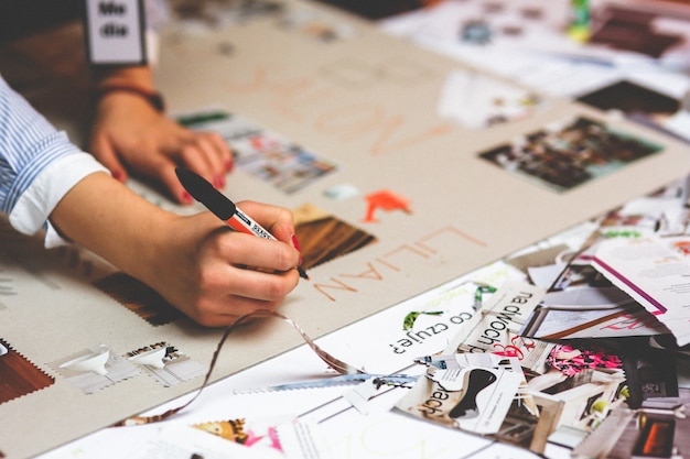 Foto gratuita mani che lavorano