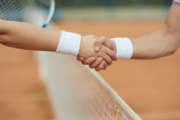 Foto gratuita stretta di mano dopo una bella partita a tennis