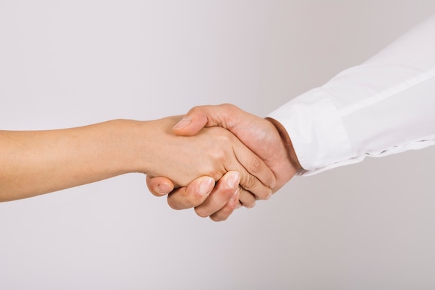 Концепция рукопожатия между деловыми людьми